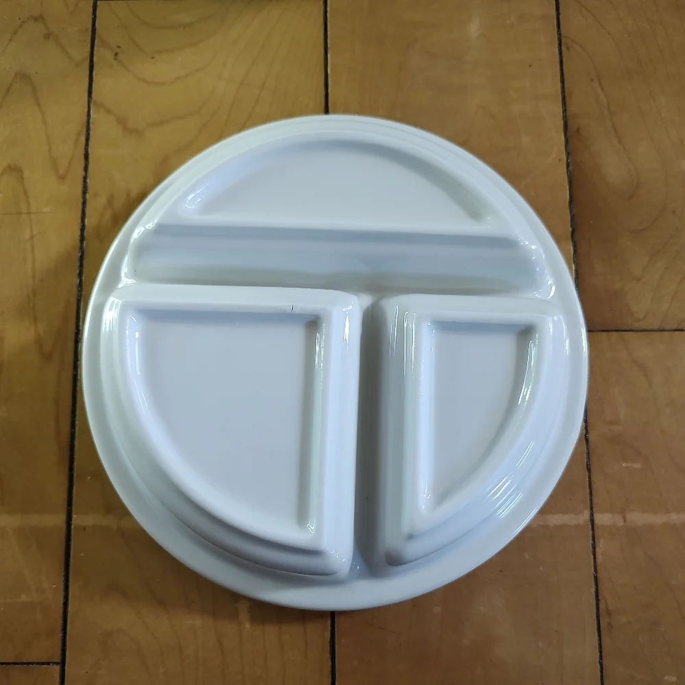 Our Table Simply White Ramen Noodles Ceramic Bowl With Partitioned Lid - Picture 3 of 6